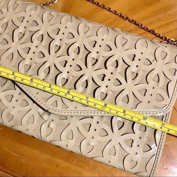 URBANâEXPRESSIONSâCUT OUTâTAN/GOLDâCROSSBODYâCLUTCH - Picture 7 of 16